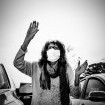 Halleluja, praise the Lord: Die auf dem Parkplatz betenden Menschen lassen ihren Gefühlen freien Lauf. Diese corona­be­dingten Drive-in-Gottesdienste liess sich auf einem lokalen Sender wie im Autokino verfolgen. (Foto: Mark Peterson 2020/Redux/laif)