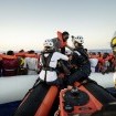 Die Aktivistin Rebecca Berker und der Migrationsexperte Gerald Knaus kämpfen gegen das Sterben auf dem Mittelmeer. In der Reportage von «reformiert.» erzählen sie von ihren Erfahrungen, Visionen, Erfolgen und Frustrationen. (Fotos: Thomas Lohnes/epd)