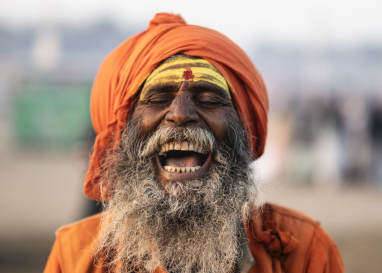 Menschenmassen an den Ufern des Ganges und des Yamuna während der Kumbh Mela, wo sich auch Sadhus (oben rechts) versammeln. Sie leben in Askese oder pilgern ein Leben lang. (Fotos: Mayk Wendt)