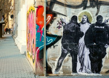 Graffitis und Murals wirken zuweilen wie befreiungstheologische Bildergeschichten: Sie übertragen die Verhaftung Jesu ins Heute oder interpretieren  die Ikonografie von Heiligen neu. (Fotos: mauritius images, Ognyan Yosifov)