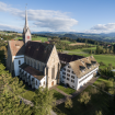 Ein geflicktes Dach und eine Terrasse