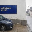 Die Agenten Gottes mit den blauen Plakaten
