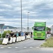 Zu Fuss tragen die Riklin-Brüder ihre Gebotstafeln von Zürich nach Bern – und in die Öffentlichkeit.