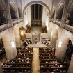 Im Grossmünster beten zahlreiche Menschen aus unterschiedlichen Religionen für den Frieden