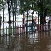 Bewohnerinnen und Bewohner der Insel Pari reichen Klimaklage gegen Holcim ein