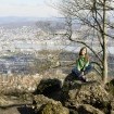 Auf einer Runde auf den Zürcher Hausberg erläutert die Pilgerpfarrerin, worum es beim Pilgern geht.