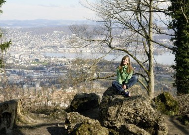 Auf einer Runde auf den Zürcher Hausberg erläutert die Pilgerpfarrerin, worum es beim Pilgern geht.