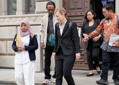 Inselbewohnerinnen aus Indonesien fordern vor dem Zuger Kantonsgericht Verantwortung von Holcim