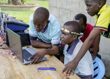Jungen Menschen in Uganda eine Zukunft ermöglichen, ist das Ziel der Stiftung 
