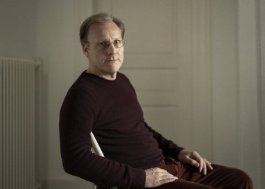 Pfarrer Simon Becker arbeitet an drei Schreibtischen. Das hilft ihm, die Gedanken zu verdichten