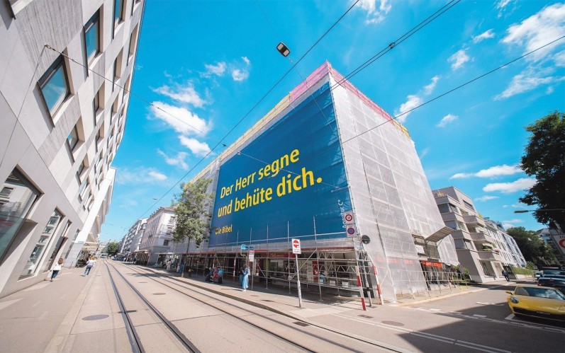  1000 Bibelversplakate in der ganzen Schweiz rufen die Bevölkerung zu Wachsamkeit und Vertrauen auf.