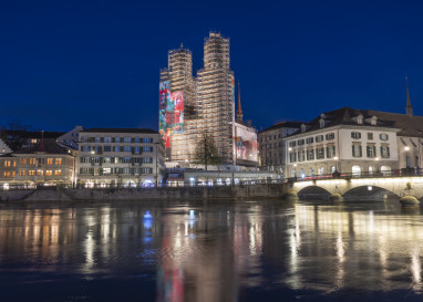 Die Künstlerin Shirana Shahbazi umhüllt das Grossmünster während der Sanierung mit ihren Bildern