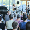 Im Autohaus zwischen Mercedes- und Abendstern sucht die Kirche neue Wege zur Predigt im Alltag