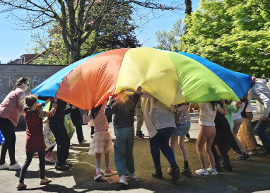 Popcorn statt Predigt: Die Familienkirche Kunterbunt erobert die Schweiz