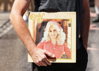 Wie die Countrysängerin Dolly Parton in einer Welt der Reizfiguren zur Ikone werden konnte