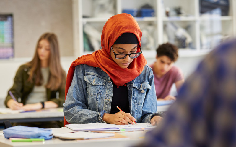 Rita Famos präsidiert den Rat der Religionen und kritisiert das Kopftuchverbot für Lehrerinnen
