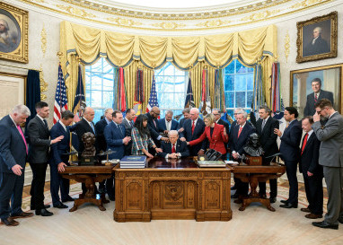 Meinungsforscher Robert P. Jones über die US-Midterms und Trumps evangelikale Anhänger.